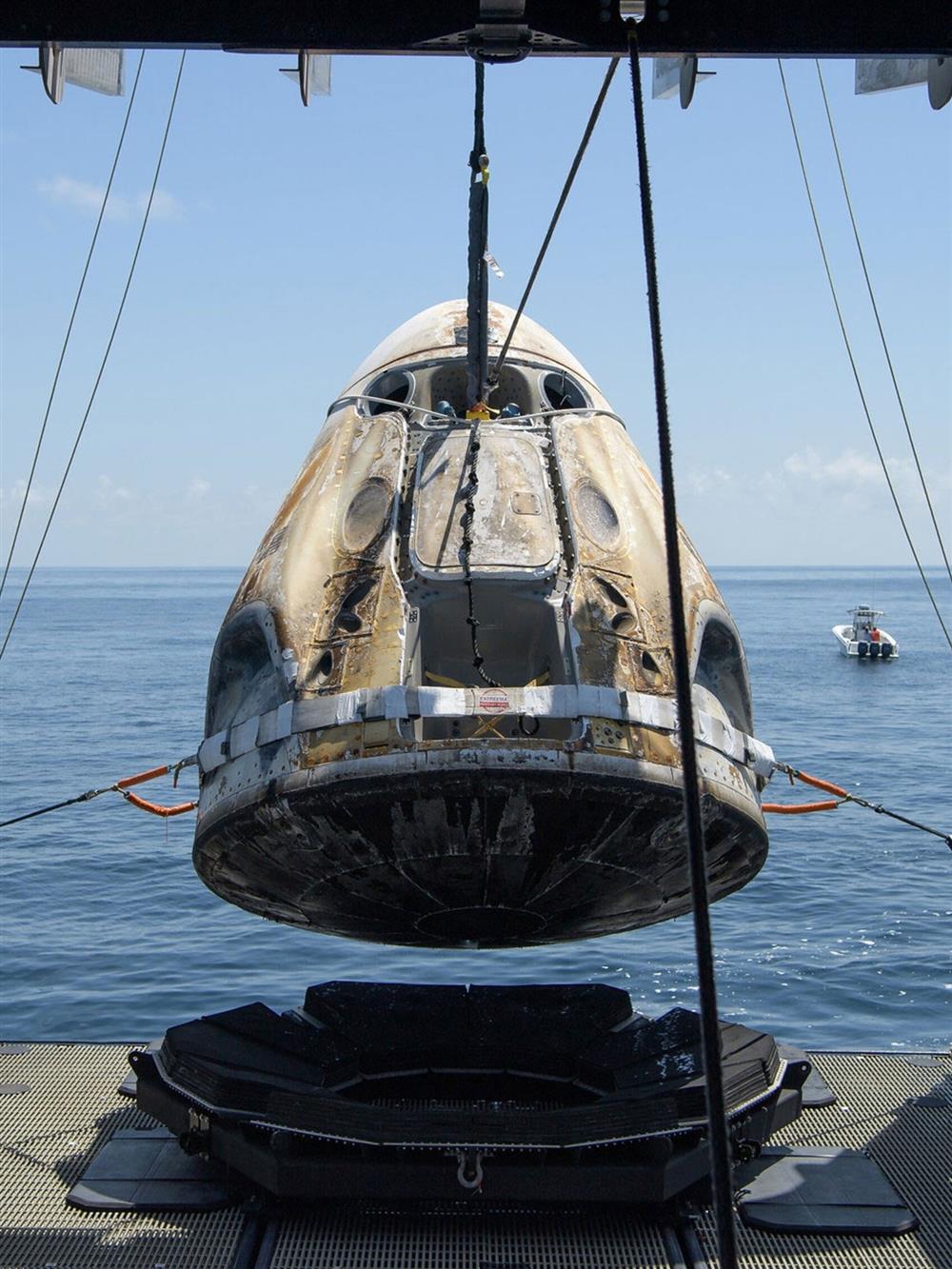 Crew Dragon s misí Crew 9 je vyzvedáván z mořské hladiny (Zdroj: SpaceX)